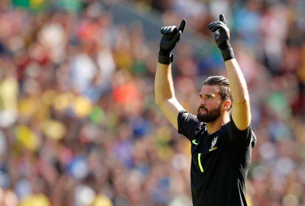 Alisson Becker di laga uji coba internasional Brasil vs Kroasia. Copyright: mirror.co.uk