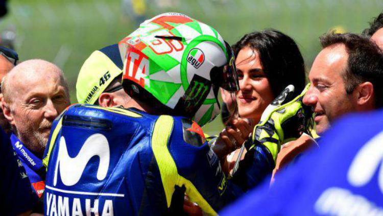 Valentino Rossi langsung sambut mesra sang kekasih, Francesca Sofia Novello, usai MotoGP Italia 2018.