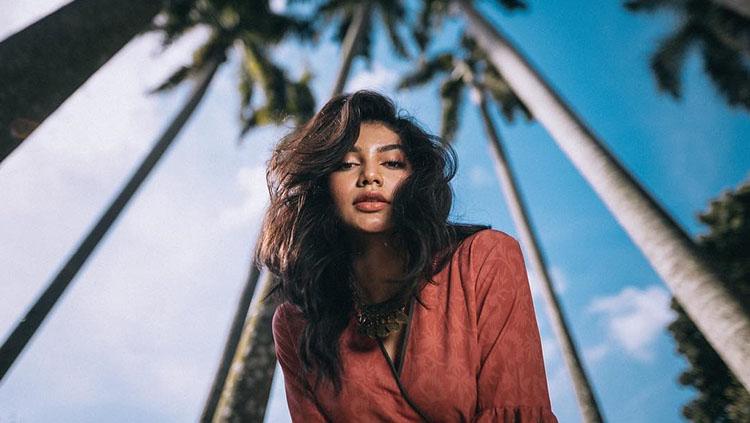 Jihane Almira saat berpose di tengah pepohonan. - INDOSPORT