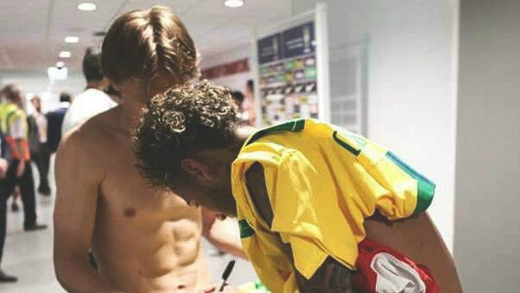 Neymar dan Luka Modric bertukar jersey usai laga Brasil vs Kroasia. - INDOSPORT