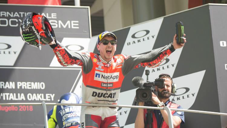 Pembalap Ducati, Jorge Lorenzo, selebrasi usai memenangi MotoGP Italia 2018.