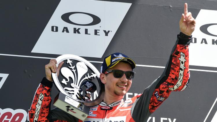 Jorge Lorenzo mempersembahkan kemenangan MotoGP Italia pertama untuk Ducati.