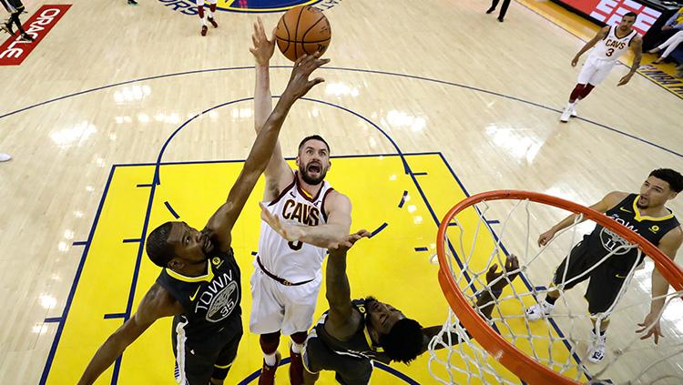 Kevin Durant dan rekannya berhasil gagalkan aksi Kevin Love. - INDOSPORT