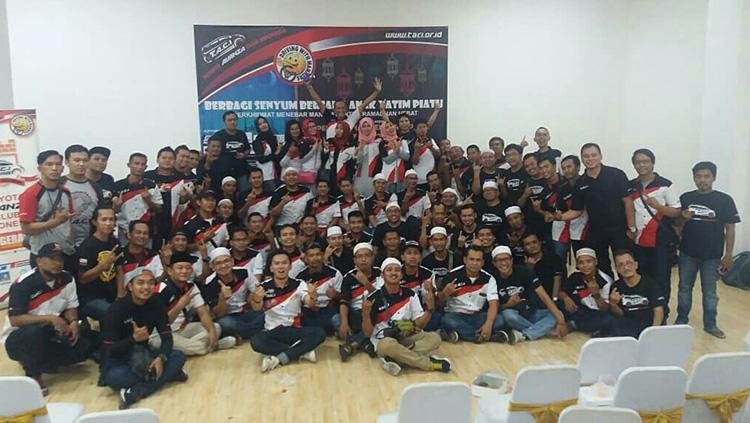 TACI (Toyota Avanza Club Indonesia) berbagi senyum bersama anak yatim piatu di bulan ramadan 2018. - INDOSPORT