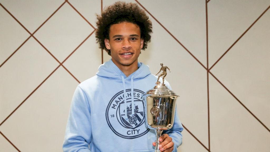 Leroy Sane meraih penghargaan PFA Young Player of The Year. Copyright: mancity.com