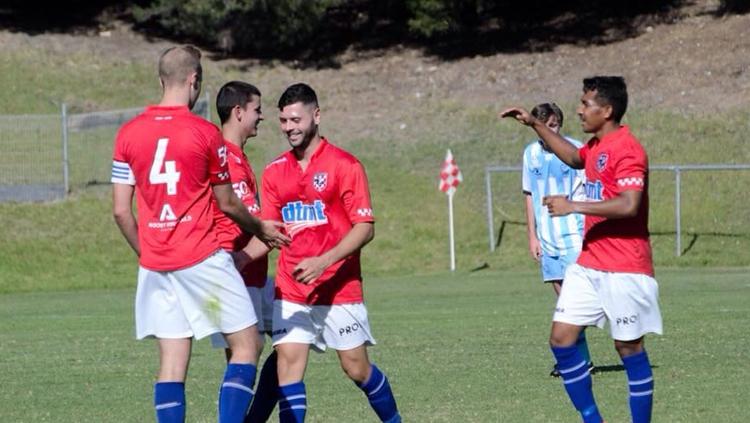Yulius Mauloko (kanan), pemain sepak bola asal Indonesia yang memperkuat klub Australia.
