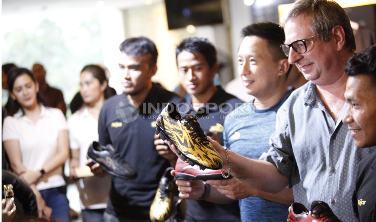 Bayu Gatra memegang sepatu terbaru di acara Specs Illuzion & 9SS 'Super' Simic launch.