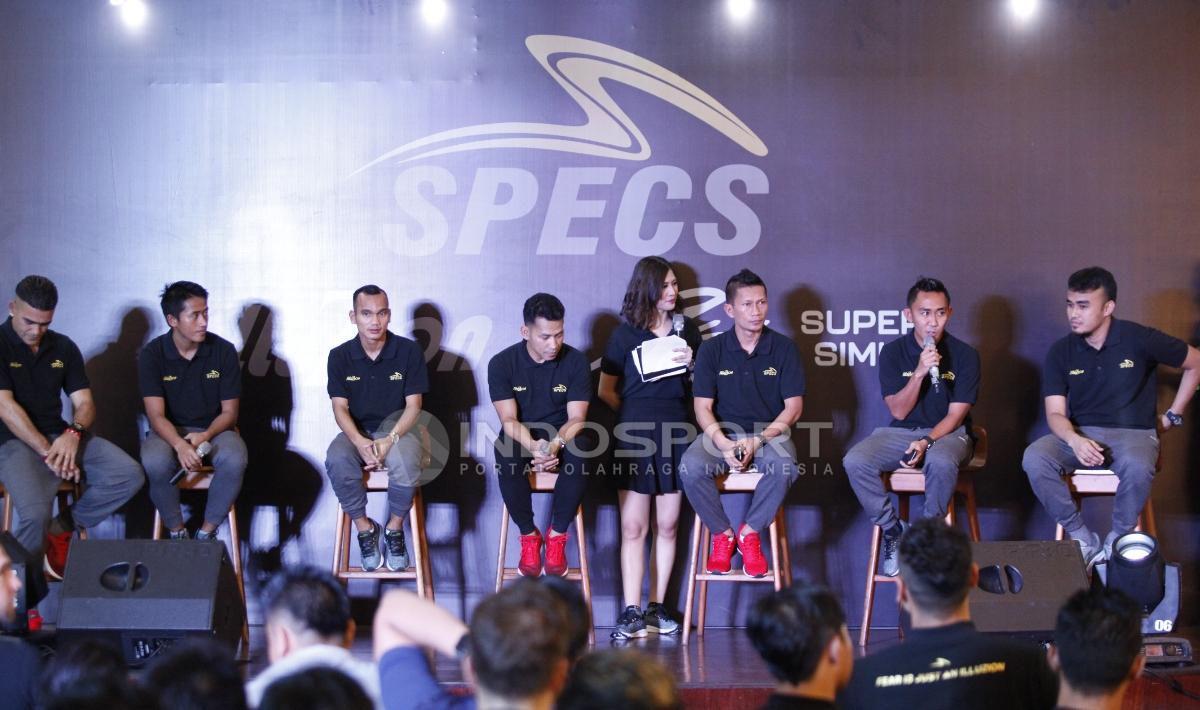 Para pesepakbola yang ditujuk menjadi brand ambassador menjawab pertanyaan di acara Specs Illuzion & 9SS 'Super' Simic launch.