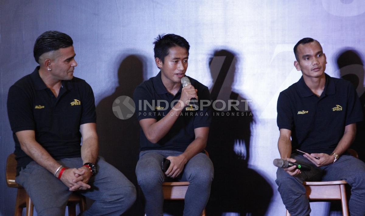 Bayu Gatra menjawab pertanyaan didampingi Riko Simanjuntak (kanan) dan Cristian Gonzales (kiri).
