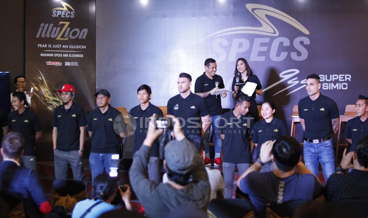 Sejumlah awak media berupaya mengabadikan para pesepakbola terbaik di Liga Indonesia dalam acara Specs Illuzion & 9SS 'Super' Simic launch.