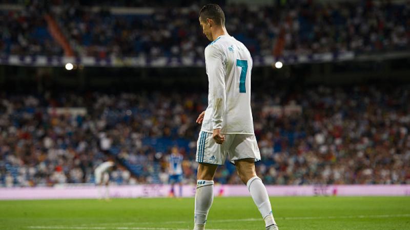 Cristiano Ronaldo pergi meninggalkan lapangan.