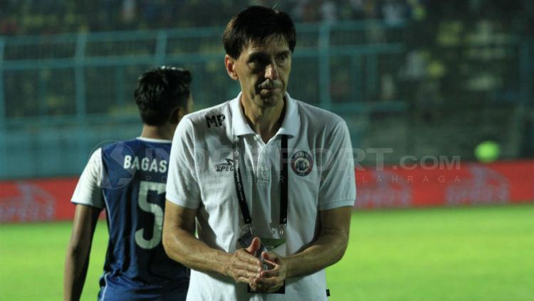 Pelatih kepala Arema FC, Milan Petrovic saat pekan ke-12 menghadap PSIS Semarang di Stadion Kanjuruhan, Malang. Copyright: Ian Setiawan/INDOSPORT