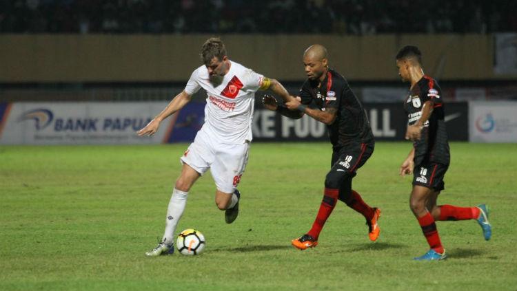Wiljan Pluim berusaha lepas dari penjagaan Hilton Moreira, pada pekan ke-12 Liga 1 2018. Copyright: Media PSM Makassar