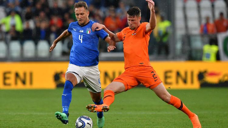 Bek veteran timnas Italia, Domenico Criscito (kiri), bisa menyusul jejak Lorenzo Insigne yang hengkang ke Major League Soccer (MLS) di bursa transfer.