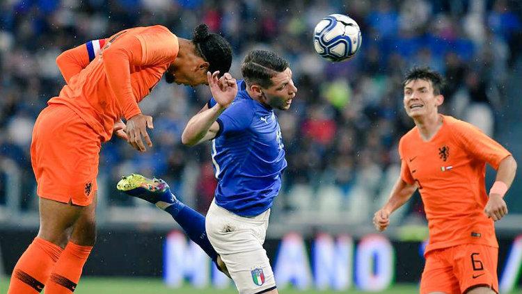 Virgil van Dijk menanduk bola.