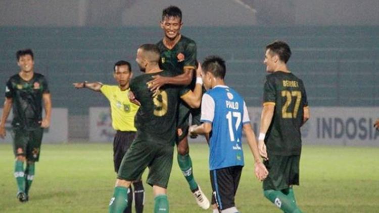 Aksi selebrasi pemain PS TIRA saat mencetak gol ke gawang Barito Putera. - INDOSPORT