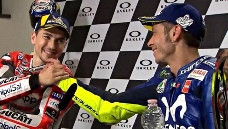 Jorge Lorenzo bersama Valentino Rossi di konferensi pers MotoGP Italia 2018. - INDOSPORT