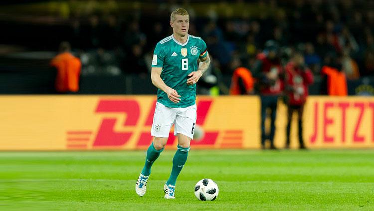 Toni Kroos, gelandang tengah Timnas Jerman saat sedang menggiring bola. Copyright: INDOSPORT