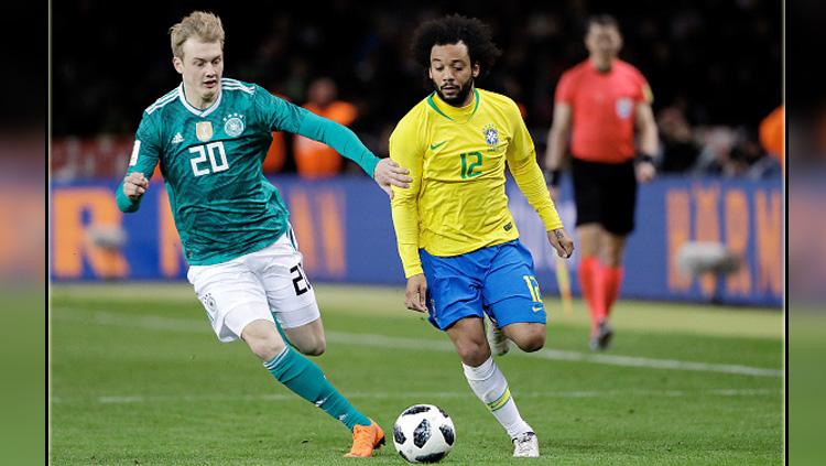 Julian Brandt (kiri/gelandang serang Jerman) saat berduel dengan bek kiri Timnas Brasil, Marcelo.