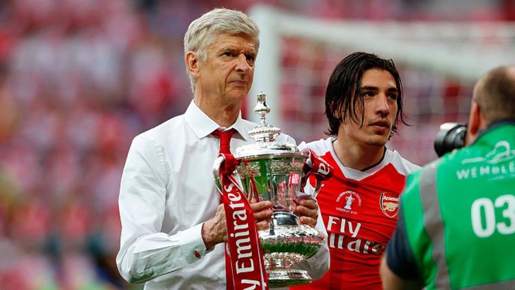 Arsene Wenger saat memberikan trofi Piala FA untuk Arsenal di tahun 2017 lalu.