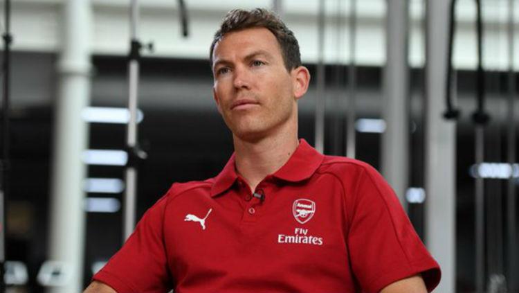 Bek anyar Arsenal, Stephan Lichtsteiner saat sesi wawancara usai bergabung