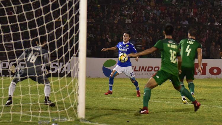 Oh In Kyun bersiap menendang bola