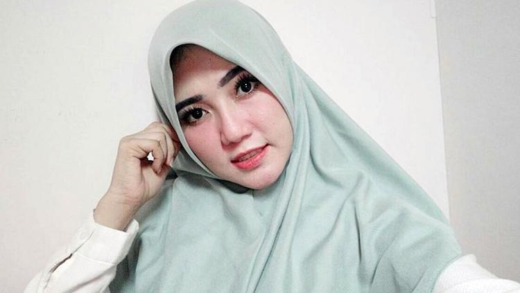 Penyanyi dangdut, Via Vallen tengah menggunakan hijab - INDOSPORT