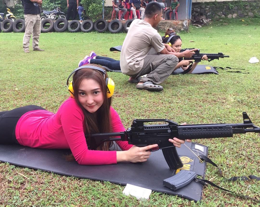 Chant Felicia saat olahraga menembak. Copyright: instagram @chantfelicia