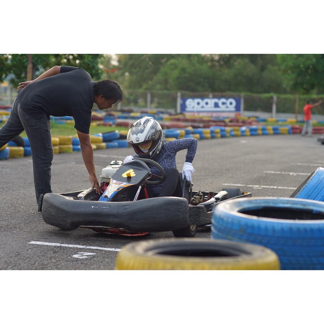 Chant Felicia saat olahraga Gokart. Copyright: instagram @chantfelicia