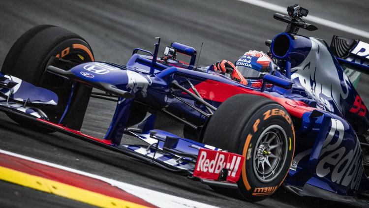 Pembalap Marc Marquez menjajal Formula 1 dengan mengendarai mobil milik Toro Rosso. Copyright: INDOSPORT.com