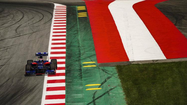 Pembalap Marc Marquez menjajal Formula 1 dengan mengendarai mobil milik Toro Rosso. Copyright: INDOSPORT.com