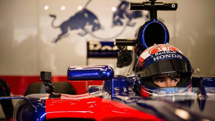Pembalap Marc Marquez menjajal Formula 1 dengan mengendarai mobil milik Toro Rosso. - INDOSPORT