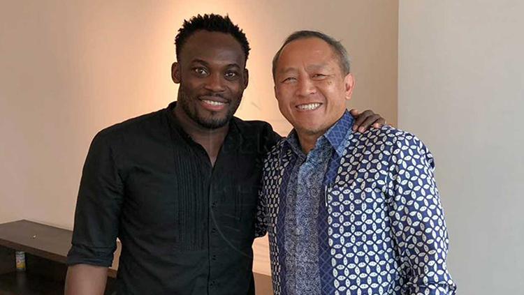 Michael Essien bersama Glenn Sugita (kanan). Copyright: Persib.co.id