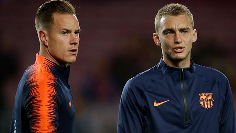 Jasper Cillessen (kanan) berbincang-bincang dengan rekan setimnya, Marc-Andre ter Stegen yang juga kiper di Barcelona.