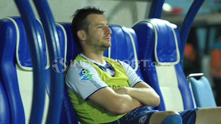 Balsa Bozovic duduk di bangku pemain pengganti Arema FC.