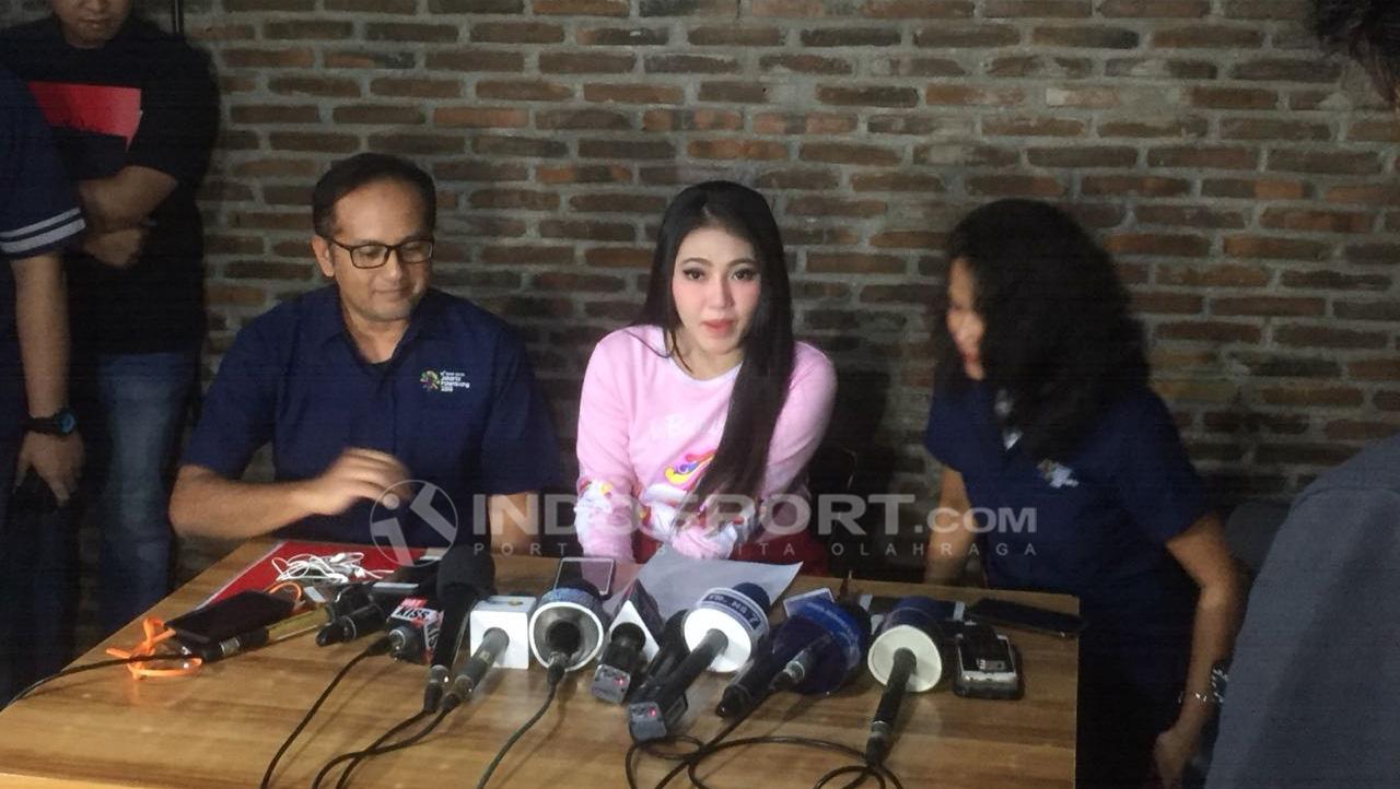 Lucky Mirza, Media PR INASGOC (kiri), Via Vallen dan Syanda Kunto, Wakil Direktur Departemen Komunikasi Panitia Asian Games (kanan). - INDOSPORT