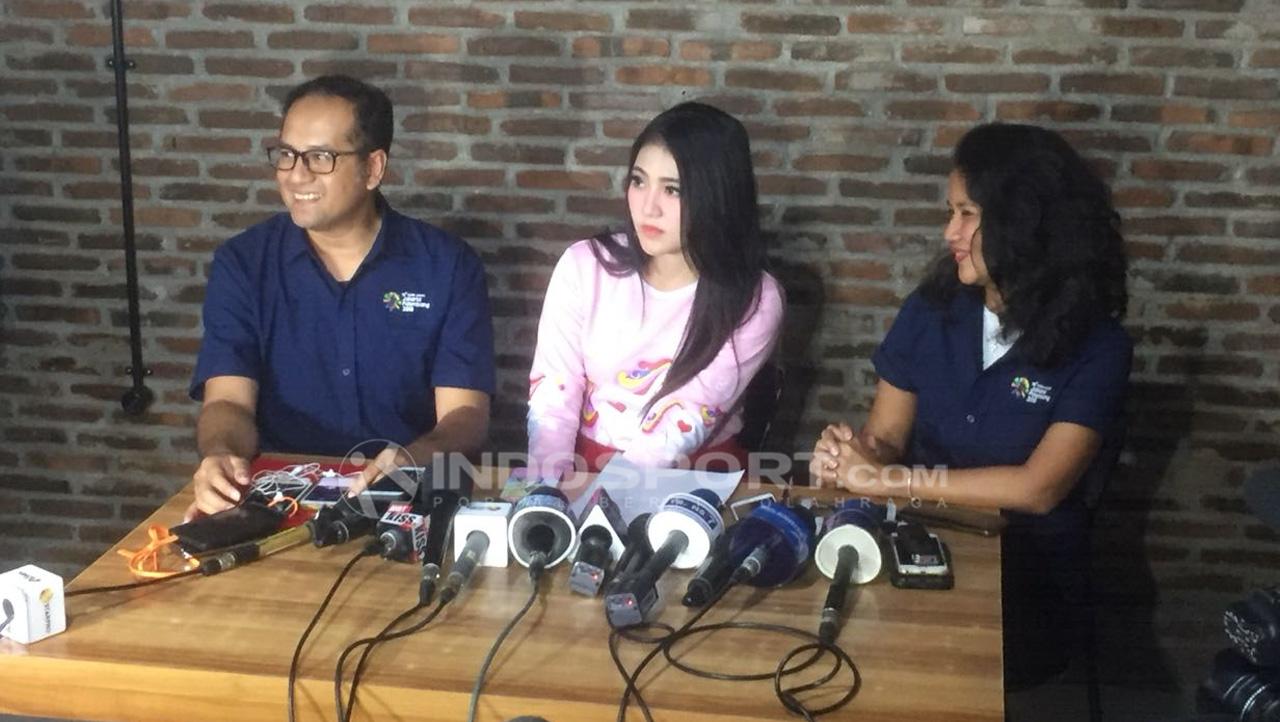Lucky Mirza, Media PR INASGOC (kiri), Via Vallen dan Syanda Kunto, Wakil Direktur Departemen Komunikasi Panitia Asian Games (kanan). - INDOSPORT