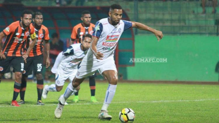 Striker asing Arema FC, Thiago Furtuoso hendak melakukan tendangan penalti saat menghadapi Perseru Serui, pekan ke-13 Liga 1 2018. Copyright: instagram.com/aremafcofficial