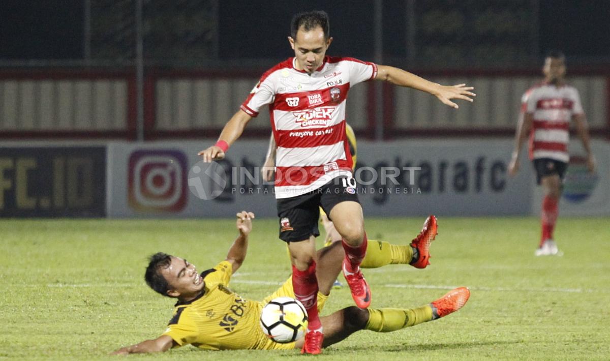Slamet Nurcahyo berusaha mengejar bola dari kawalan pemain Bhayangkara FC. - INDOSPORT
