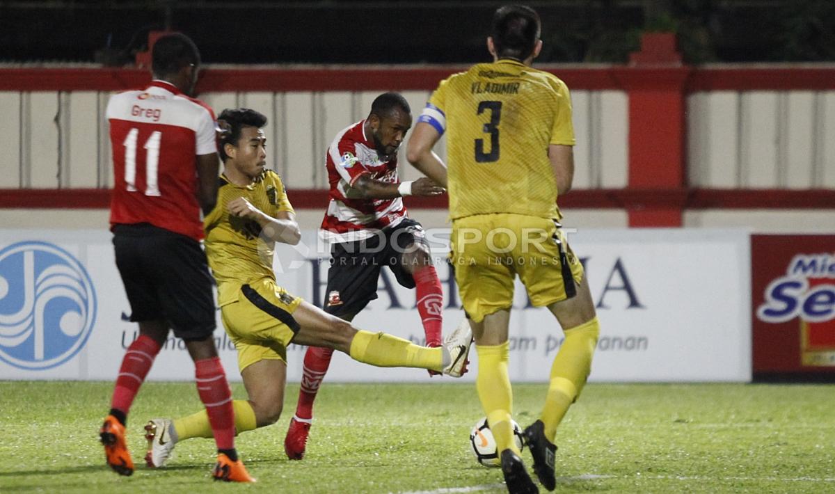 Zah Rahan Krangar melakukan tendangan di laga Bhayangkara FC vs Madura United. Copyright: INDOSPORT/Herry Ibrahim