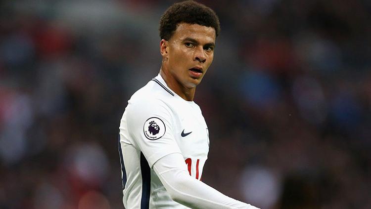 Pemain Tottenham Hotspur, Dele Alli, harus digotong ke kamar hotel karena lemas tak berdaya saat berjemur dengan sang kekasih, Ruby Mae. - INDOSPORT