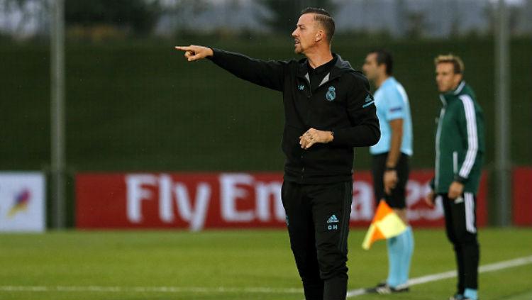 Guti Hernandez saat memberikan instruksi kepada para pemain muda Real Madrid.