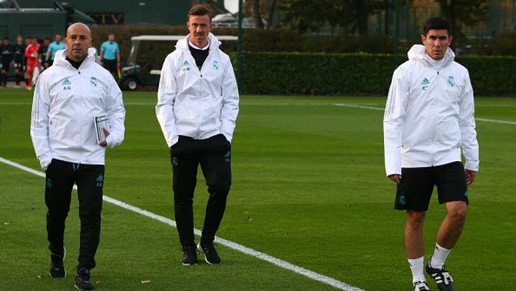 Guti Hernandez bersama dengan asistennya untuk melatih tim muda Real Madrid. Copyright: Getty Images