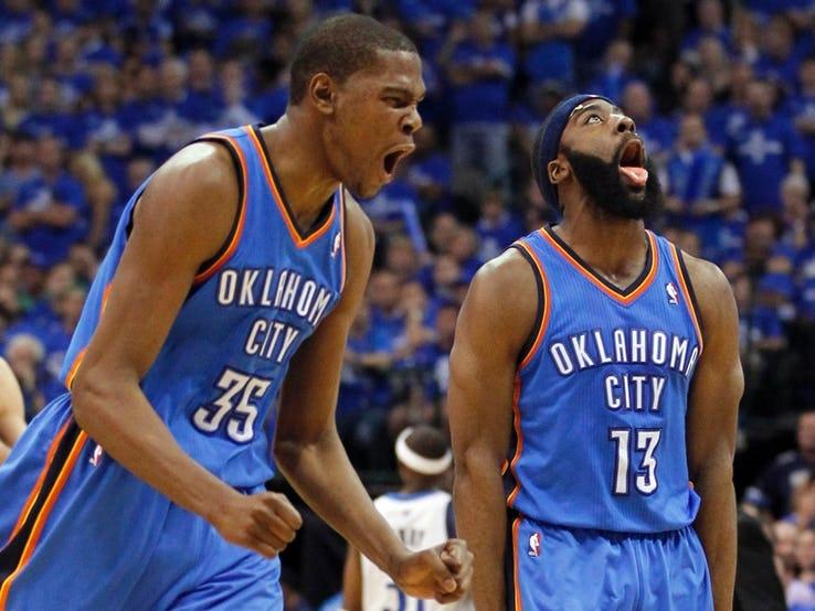 Kevin Durant selebrasi bersama James Harden. Copyright: memecreator.com