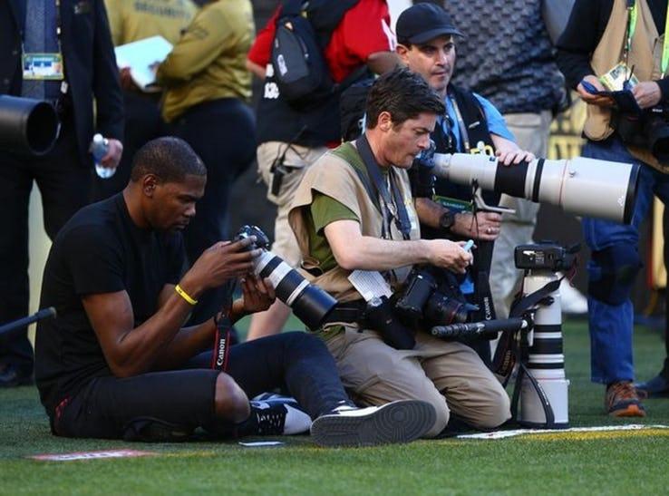 Kevin Durant jadi fotografer amatir di pertandingan American Football. Copyright: digitalrev.com