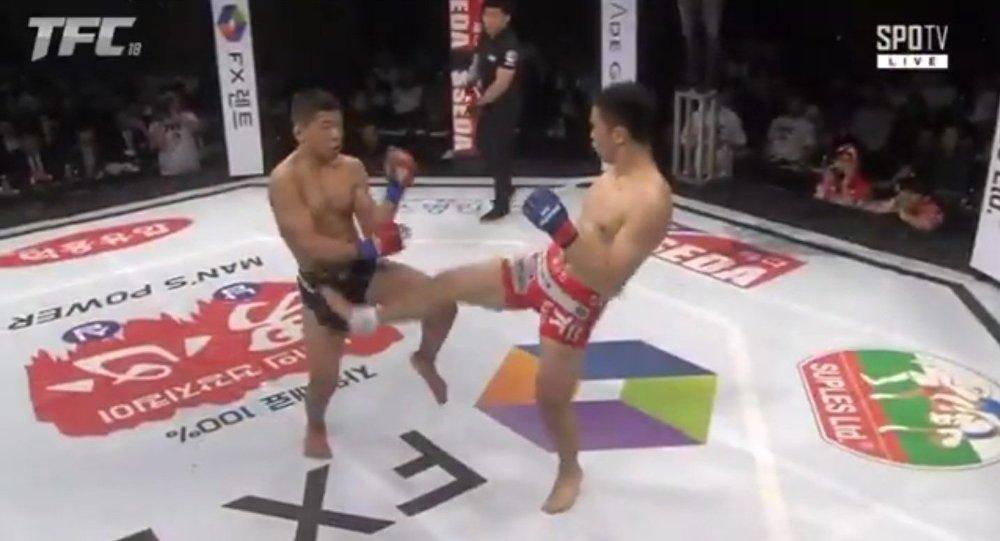 Seung Min Yeo menendang kemaluan Yamato Nishikawa. - INDOSPORT