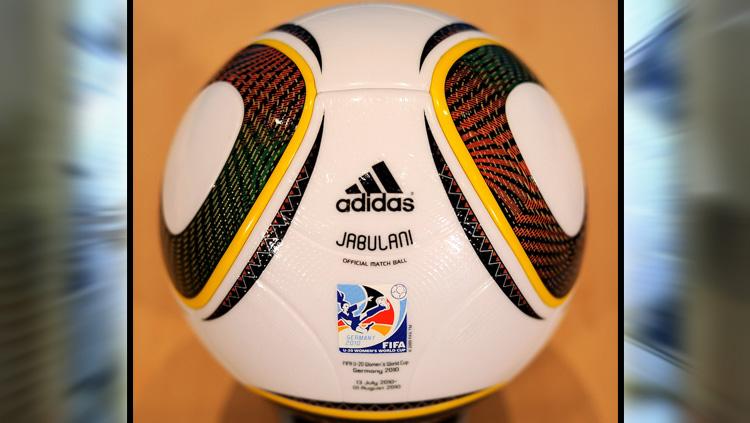 Jabulani, bola resmi Piala Dunia 2010 Afrika Selatan yang bikin banyak kiper kelabakan. - INDOSPORT