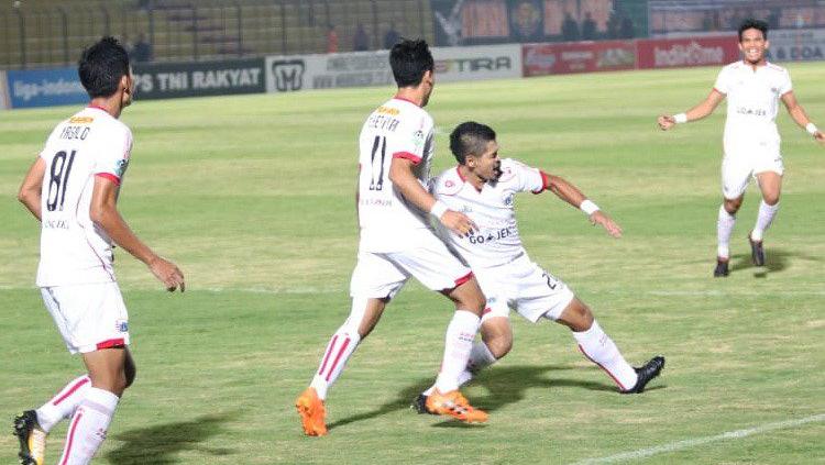 Bambang Pamungkas berselebrasi usai mencetak gol ke gawang PS Tira Bantul. - INDOSPORT