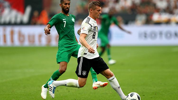 Toni Kroos saat mengontrol bola di laga Jerman vs Arab Saudi.