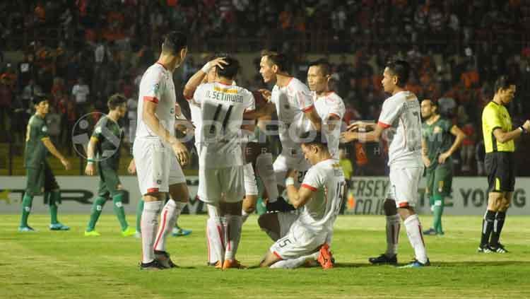 Selebrasi para pemain Persija Jakarta usai menang telak 5-0 atas PS Tira.
